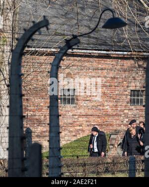 Oswiecim, Polonia. 06 Dic, 2019. Il cancelliere Angela Merkel (CDU, M) visite ex tedesco del campo di concentramento di Auschwitz. Ella ha accettato un invito da parte della fondazione di Auschwitz-Birkenau, che celebra il suo decimo anniversario con una cerimonia. Credito: Robert Michael/dpa-Zentralbild/dpa/Alamy Live News Foto Stock