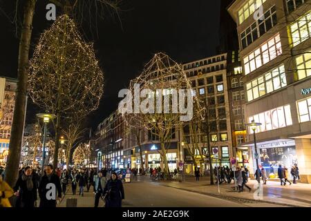 Vista notturna di Monckebergstrasse (chiamato anche Mo), una delle principali strade dello shopping di Amburgo, Germania Foto Stock