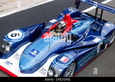 Vista aerea del 2001, Dallara SP1 uscendo dalla pit lane durante la Aston Martin per il Trofeo Endurance Masters leggende, al 2019 Silverstone Classic Foto Stock