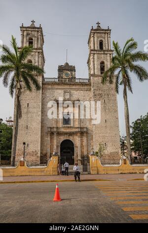 La cattedrale e Plaza di Valladolid, Yucatan, Messico. Foto Stock