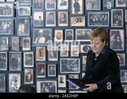 Oswiecim, Polonia. 06 Dic, 2019. Il cancelliere Angela Merkel (CDU) lascia il leggio dopo il suo intervento durante la sua visita alla ex tedesco del campo di concentramento di Auschwitz-Birkenau. Ella ha accettato un invito da parte della fondazione di Auschwitz-Birkenau, che celebra il suo decimo anniversario con una cerimonia. Credito: Robert Michael/dpa-Zentralbild/dpa/Alamy Live News Foto Stock