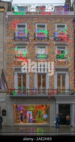 Mayfair, Londra, Regno Unito. Il 6 dicembre 2019. Decorazioni stagionali ravviva il Mayfair su un grigio e triste giorno nel centro di Londra. Stella McCartney fashion store in New Bond Street facciata addobba con luci. Credito: Malcolm Park/Alamy Live News. Foto Stock