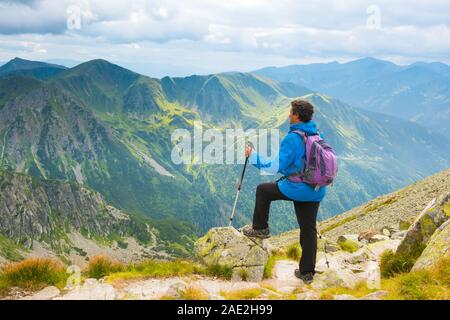 Escursionista sportivo vicino a primavera estate nel parco nazionale dei Monti Tatra, Zakopane, Polonia Foto Stock