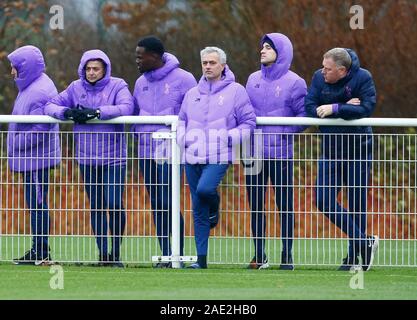 Enfield, Regno Unito. 06 Dic, 2019. ENFIELD, Inghilterra. 06 Dicembre: Tottenham Hotspur manager Jose Mourinho guardando sotto23s durante la Premier League 2 tra Tottenham Hotspur e Liverpool presso la Hotspur modo, Enfield il 06 dicembre, 2019 a Enfield, Inghilterra. Credit: Azione Foto Sport/Alamy Live News Foto Stock