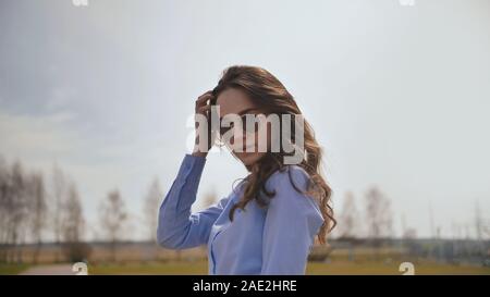 Bella 17 anno vecchia ragazza in posa all'aperto contro il cielo blu. Foto Stock