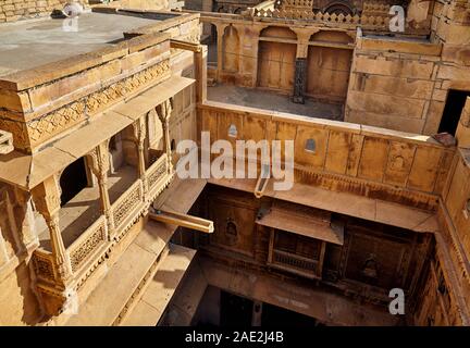 Architettura del vecchio Haveli vista dal tetto in Jaisalmer, Rajasthan, India Foto Stock