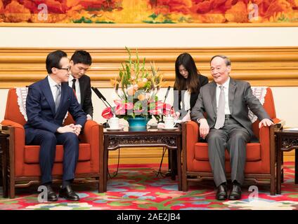 Pechino, Cina. 6 dicembre, 2019. Chinese Vice Presidente Wang Qishan soddisfa con la testa del Giappone del consiglio di sicurezza nazionale Shigeru Kitamura a Pechino Capitale della Cina, 6 dicembre 2019. Credito: Huang Jingwen/Xinhua/Alamy Live News Foto Stock