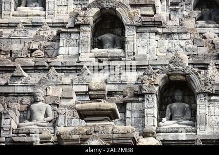 (Fuoco selettivo) Splendida vista del tempio di Borobudur decorate con splendidi pannelli di sfiato e statue di Buddha. Foto Stock