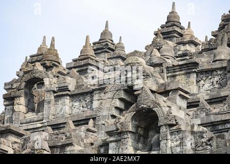 (Fuoco selettivo) Splendida vista del tempio di Borobudur decorate con splendidi pannelli di sfiato e statue di Buddha. Foto Stock