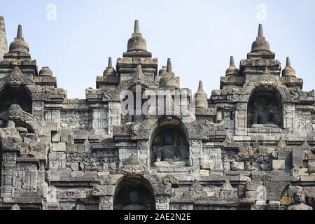 (Fuoco selettivo) Splendida vista del tempio di Borobudur decorate con splendidi pannelli di sfiato e statue di Buddha. Foto Stock