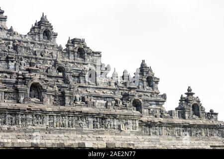 (Fuoco selettivo) Splendida vista del tempio di Borobudur decorate con splendidi pannelli di sfiato e statue di Buddha. Foto Stock