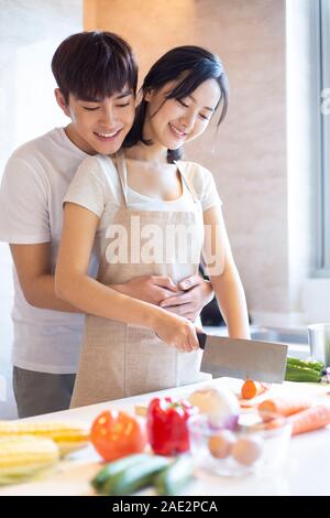 Felice coppia giovane la cottura in cucina Foto Stock