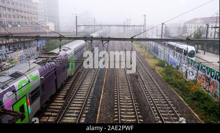 Svuotare i binari ferroviari durante lo sciopero SNCF, Lione, Francia Foto Stock