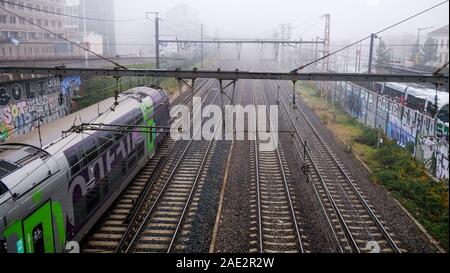 Svuotare i binari ferroviari durante lo sciopero SNCF, Lione, Francia Foto Stock