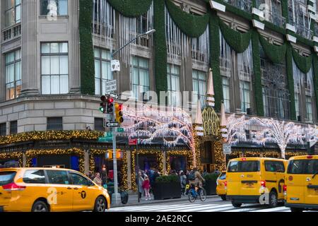 Saks Fifth Avenue Flagship Store è arredato per la stagione delle vacanze, New York City, Stati Uniti d'America Foto Stock