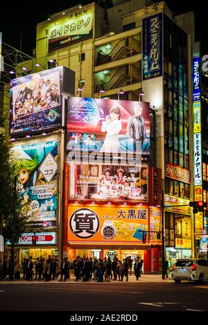 I cartelloni pubblicitari intorno a stazione di Akihabara, Tokyo. Il quartiere è noto per i suoi negozi di elettronica e la sua cultura nerd. Foto Stock