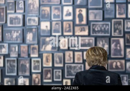 Oswiecim, Polonia. 06 Dic, 2019. Il Cancelliere federale Angela Merkel (CDU) terrà il podio prima del suo intervento durante la sua visita alla ex tedesco del campo di concentramento di Auschwitz-Birkenau. Merkel ha accettato un invito da parte della fondazione di Auschwitz-Birkenau, che ha celebrato il suo decimo anniversario con una cerimonia. Credito: Robert Michael/dpa-Zentralbild/dpa/Alamy Live News Foto Stock