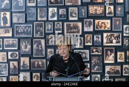 Oswiecim, Polonia. 06 Dic, 2019. Il Cancelliere federale Angela Merkel (CDU) terrà un discorso durante la sua visita alla ex tedesco del campo di concentramento di Auschwitz-Birkenau. Merkel ha accettato un invito da parte della fondazione di Auschwitz-Birkenau, che ha celebrato il suo decimo anniversario con una cerimonia. Credito: Robert Michael/dpa-Zentralbild/dpa/Alamy Live News Foto Stock