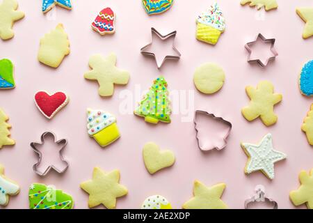 Lay piatto biscotti di Natale pattern sul rosa pastello sfondo vacanza minimo concetto creativo. Foto Stock