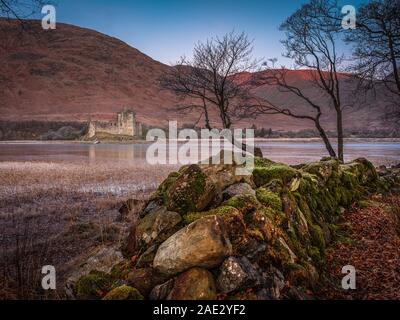 Kilchurn Castle guardando sopra Loch Awe nelle Highlands scozzesi il castello costruito nel XV secolo, è una struttura in rovina a nordest di estremità Foto Stock