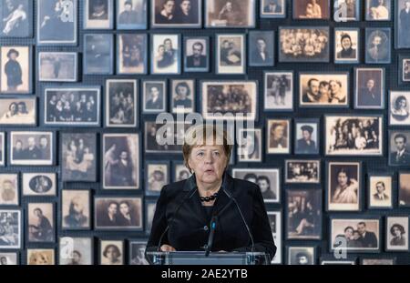 Oswiecim, Polonia. 06 Dic, 2019. Il Cancelliere federale Angela Merkel (CDU) terrà un discorso durante la sua visita alla ex tedesco del campo di concentramento di Auschwitz-Birkenau. Merkel ha accettato un invito da parte della fondazione di Auschwitz-Birkenau, che ha celebrato il suo decimo anniversario con una cerimonia. Credito: Robert Michael/dpa-Zentralbild/dpa/Alamy Live News Foto Stock