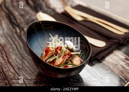 Capesante marinate e verdure crude in una terrina di close-up, stile asiatico piatto caldo, tned foto Foto Stock