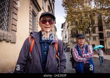 LUCCA, Italia - 24 novembre 2019: sconosciuto turisti in Piazza Napoleone, comunemente denominata Piazza Grande è la piazza principale della città di Lucca Foto Stock