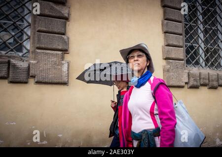 LUCCA, Italia - 24 novembre 2019: sconosciuto turisti in Piazza Napoleone, comunemente denominata Piazza Grande è la piazza principale della città di Lucca Foto Stock