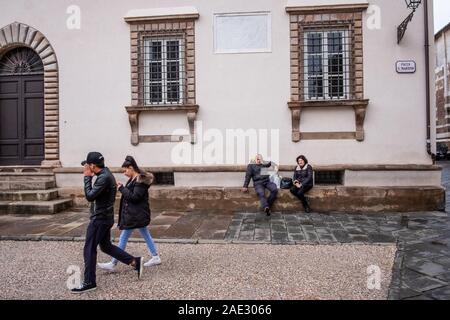 LUCCA, Italia - 24 novembre 2019: persone sconosciute a piedi in Piazza San Martino, Toscana Foto Stock