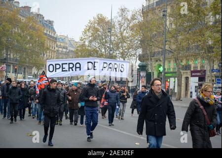 Parigi, Francia, 05 Dicembre 2019 : Paris Opéra prendendo parte ad un 'Gilets jaunes' (giallo gilet) protesta. Foto Stock