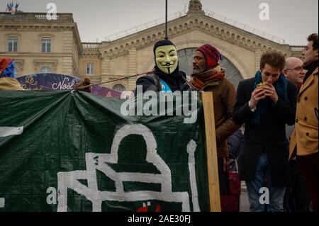 Parigi, Francia, 05 Dicembre 2019 : un vigile del fuoco che partecipano al "Gilets Jaunes" (giallo) giubbotti di protesta e di indossare una maschera anonima. Foto Stock