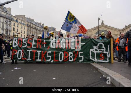 Parigi, Francia, 05 Dicembre 2019 : i vigili del fuoco che partecipano al "Gilets Jaunes" (giallo) giubbotti di protesta e di sciopero. Foto Stock