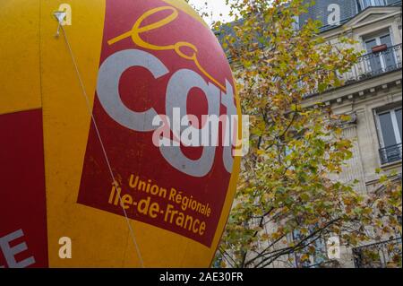 Parigi, Francia, 05 Dicembre 2019 : un CGT (a lavoratori francesi unione) palloncino durante un 'Gilets Jaunes' (giallo gilet) protesta. Foto Stock