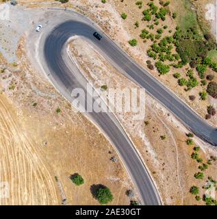 Vista aerea di Kahta Sincik Road vicino al villaggio di Taslica, Distretto di Kahta Adiyaman, Provincia, Turchia. Strade tortuose circondati dalla natura Foto Stock