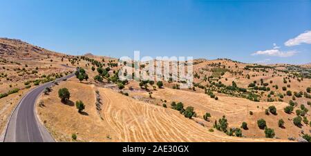 Vista aerea di Kahta Sincik Road vicino al villaggio di Taslica, Distretto di Kahta Adiyaman, Provincia, Turchia. Strade tortuose circondati dalla natura Foto Stock