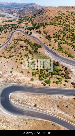 Vista aerea di Kahta Sincik Road vicino al villaggio di Taslica, Distretto di Kahta Adiyaman, Provincia, Turchia. Strade tortuose circondati dalla natura Foto Stock