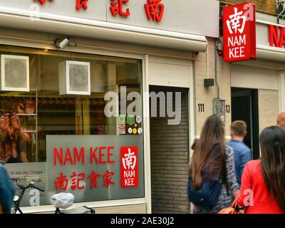 Amsterdam, Olanda, Agosto 2019. Amsterdam, cinatown alla vetrina di un negozio che vende una specialità cinesi: la crosta o anatra anatra croccante Foto Stock