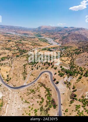 Vista aerea di Kahta Sincik Road vicino al villaggio di Taslica, Distretto di Kahta Adiyaman, Provincia, Turchia. Strade tortuose circondati dalla natura Foto Stock