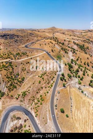 Vista aerea di Kahta Sincik Road vicino al villaggio di Taslica, Distretto di Kahta Adiyaman, Provincia, Turchia. Strade tortuose circondati dalla natura Foto Stock