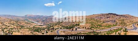 Vista aerea di Kahta Sincik Road vicino al villaggio di Taslica, Distretto di Kahta Adiyaman, Provincia, Turchia. Strade tortuose circondati dalla natura Foto Stock