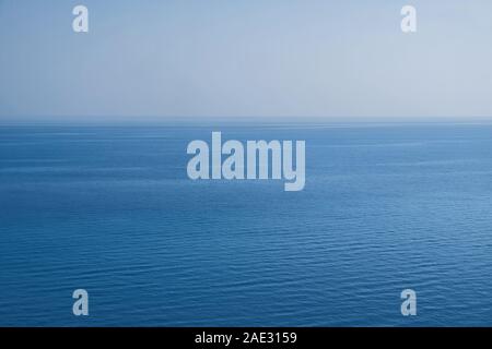 Calma il mare aperto paesaggio. Natura sfondo nel quartiere alla moda di colore blu. Foto Stock
