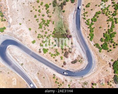 Vista aerea di Kahta Sincik Road vicino al villaggio di Taslica, Distretto di Kahta Adiyaman, Provincia, Turchia. Strade tortuose circondati dalla natura Foto Stock