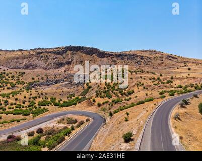 Vista aerea di Kahta Sincik Road vicino al villaggio di Taslica, Distretto di Kahta Adiyaman, Provincia, Turchia. Strade tortuose circondati dalla natura Foto Stock