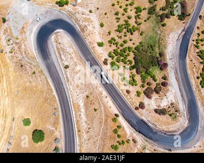 Vista aerea di Kahta Sincik Road vicino al villaggio di Taslica, Distretto di Kahta Adiyaman, Provincia, Turchia. Strade tortuose circondati dalla natura Foto Stock