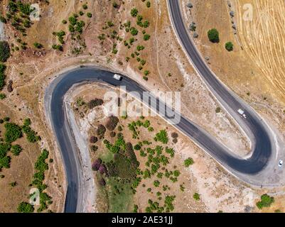 Vista aerea di Kahta Sincik Road vicino al villaggio di Taslica, Distretto di Kahta Adiyaman, Provincia, Turchia. Strade tortuose circondati dalla natura Foto Stock