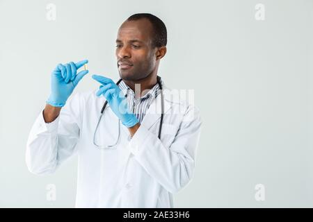 Esperienza professionale medico tenendo una pillola Foto Stock