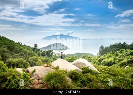 Hai Van pass, Thua Thien Huê provincia, Vietnam - Settembre 12, 2019: femmina i turisti stanno a guardare le belle viste da Hai Van Pass - Questo è il più Foto Stock