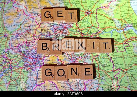 Ottenere Brexit andato scritto in lettere di Scrabble su un nord dell Inghilterra mappa - Elezioni generali, alle elezioni politiche di partito leader,,parti,rivendicazioni,dubbi Foto Stock