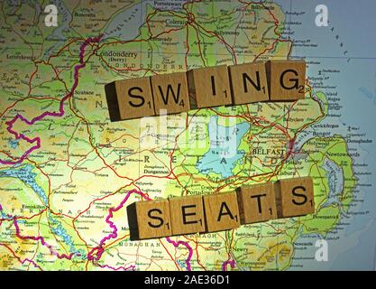 Sedi di rotazione Ni in Irlanda del Nord il farro in lettere di Scrabble su di una mappa del Regno Unito - Elezioni generali, alle elezioni politiche di partito leader,,parti,rivendicazioni,dubbi Foto Stock
