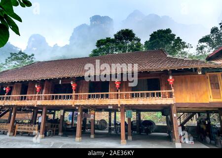 Thuong Lam, Tuyen Quang provincia, Vietnam - 16 Settembre 2019: Famiglia Hoang Tuan. Questa è una palafitta fatta interamente di legno mediante il dao peo etnica Foto Stock